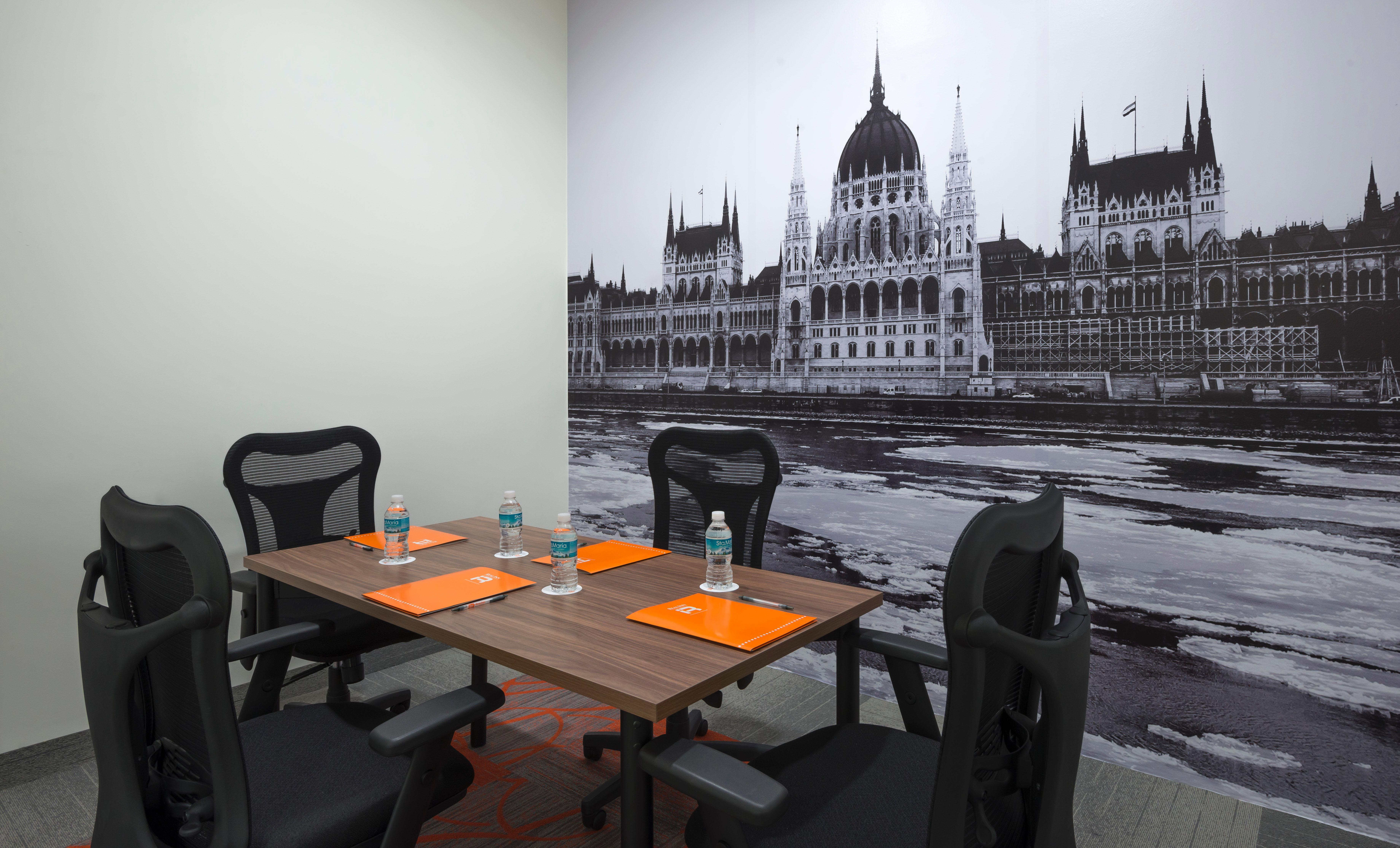 Real Inn Tijuana By Camino Real Hoteles Kültér fotó A meeting room at the Budapest Business Center