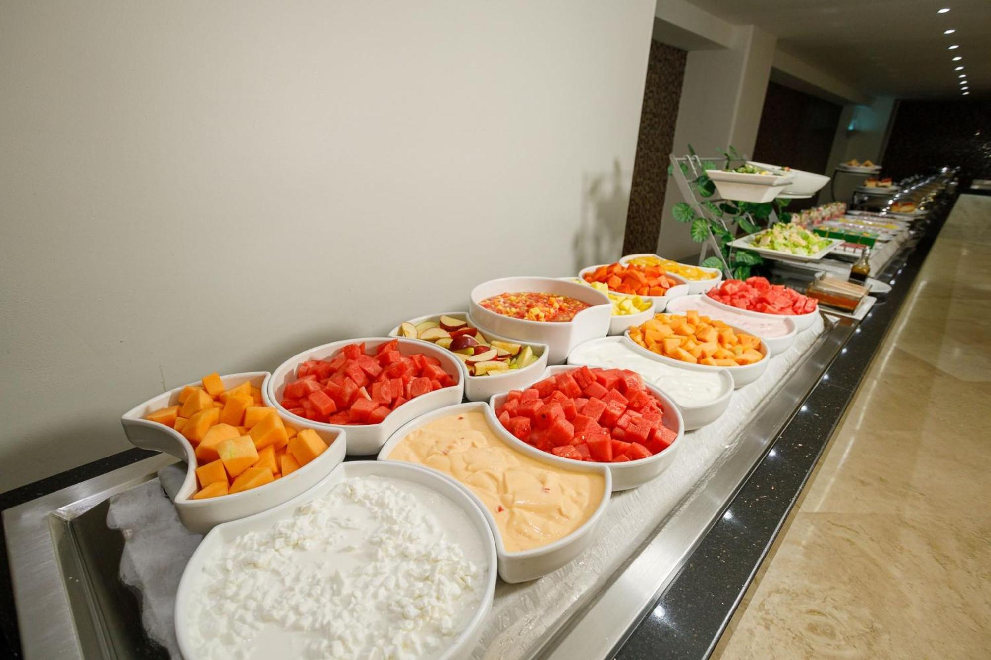 Real Inn Tijuana By Camino Real Hoteles Kültér fotó A buffet of fruit and dairy products