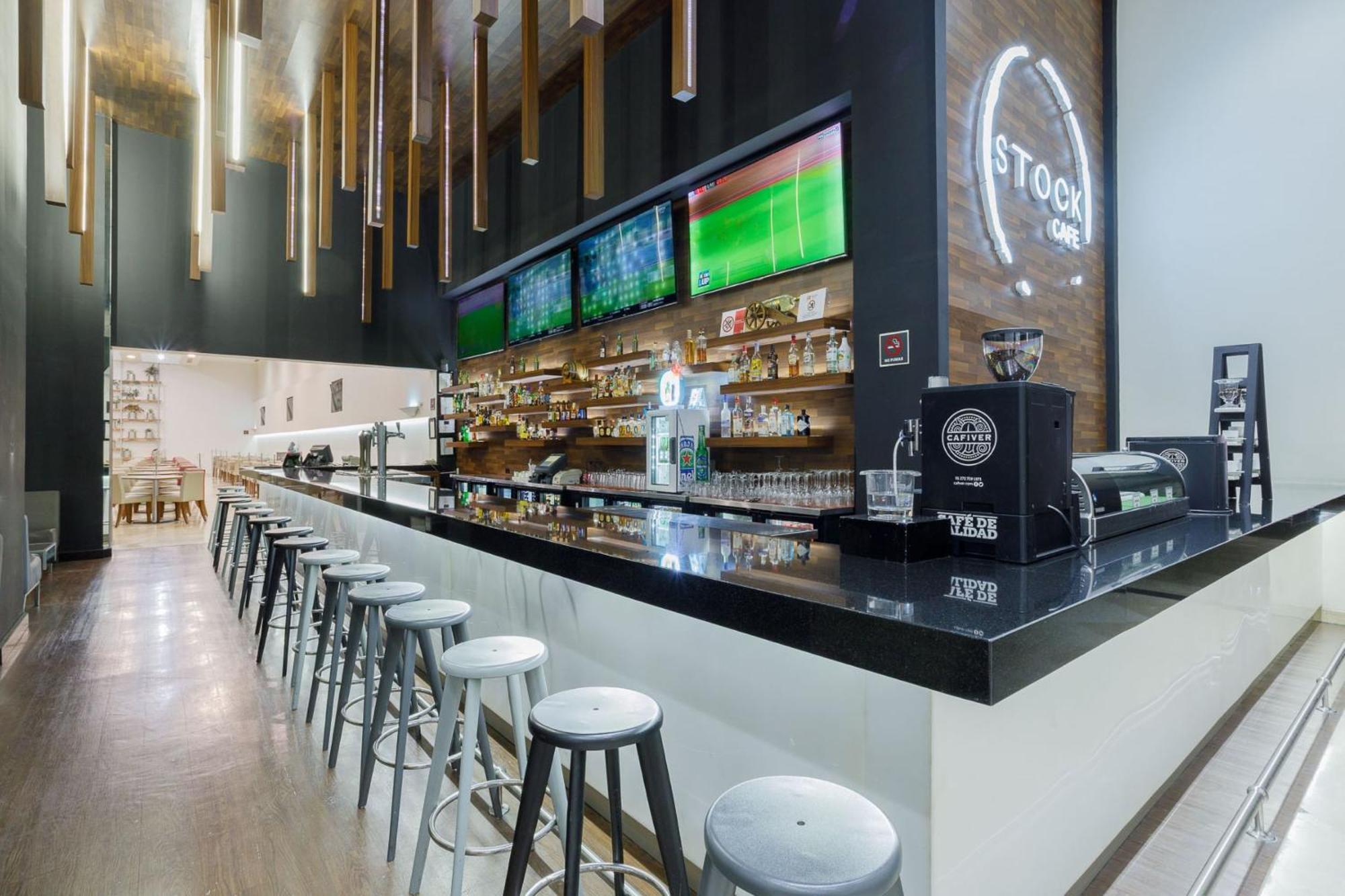 Real Inn Tijuana By Camino Real Hoteles Kültér fotó Stock Bar