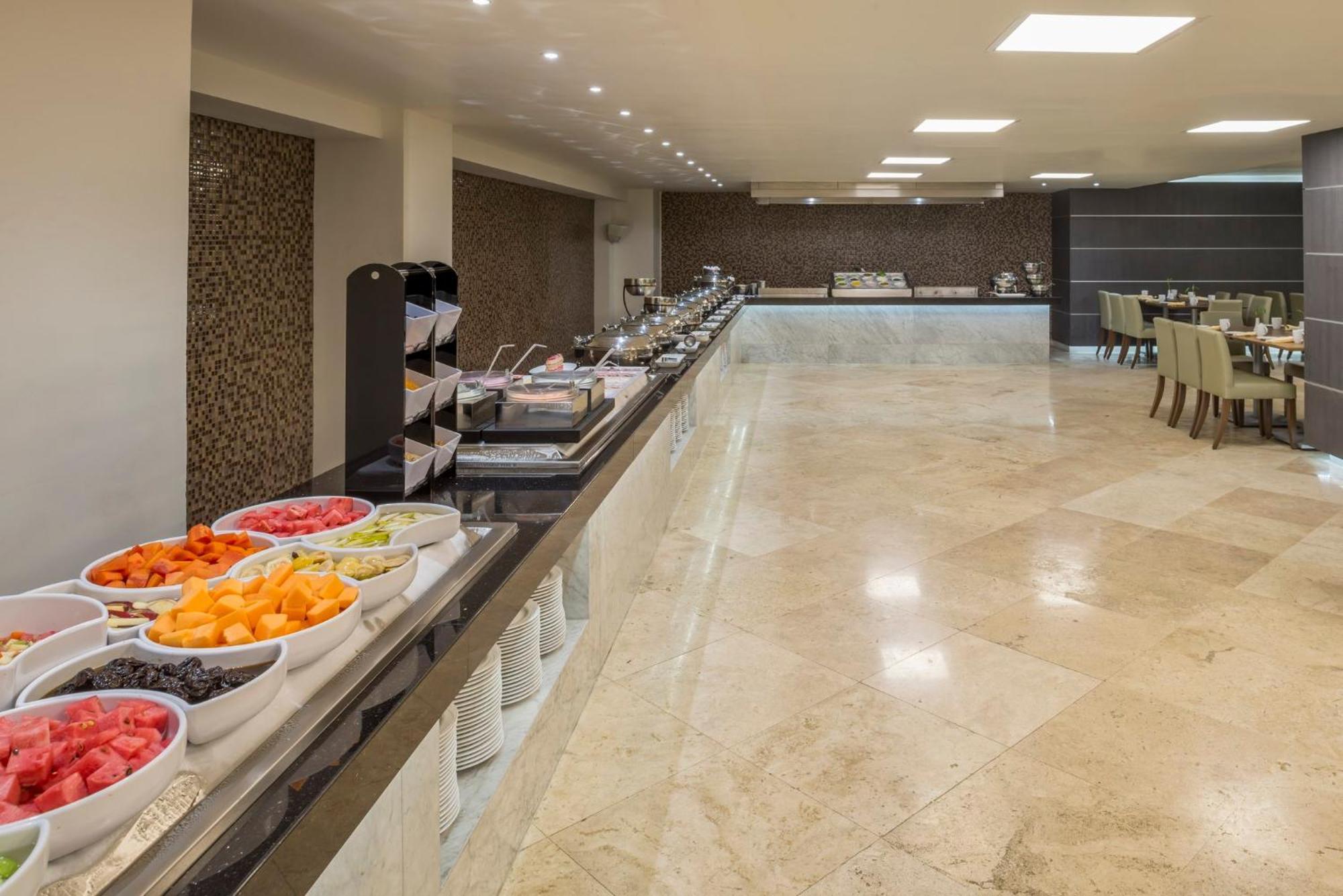 Real Inn Tijuana By Camino Real Hoteles Kültér fotó Buffet at a hotel