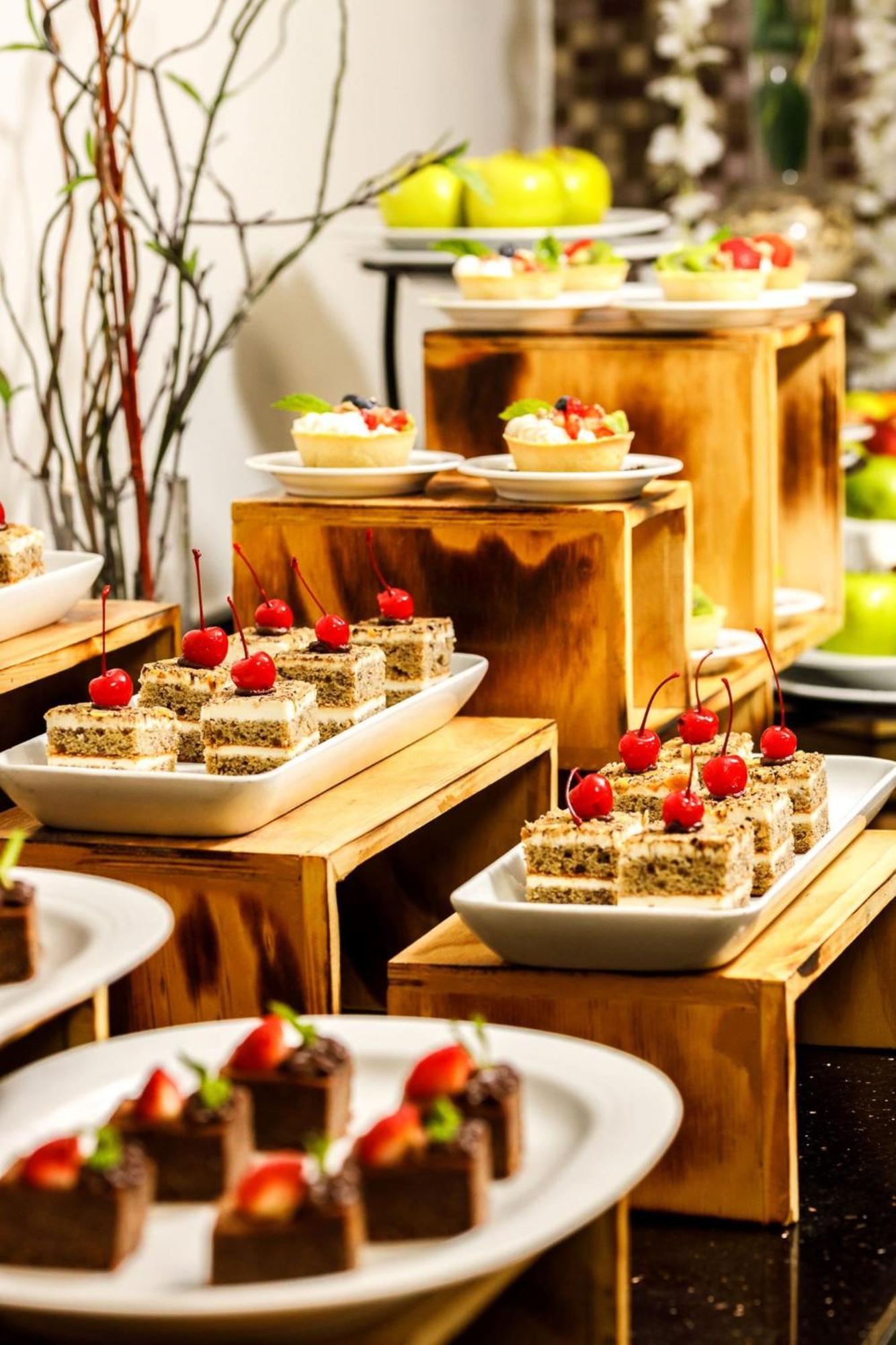 Real Inn Tijuana By Camino Real Hoteles Kültér fotó A dessert buffet